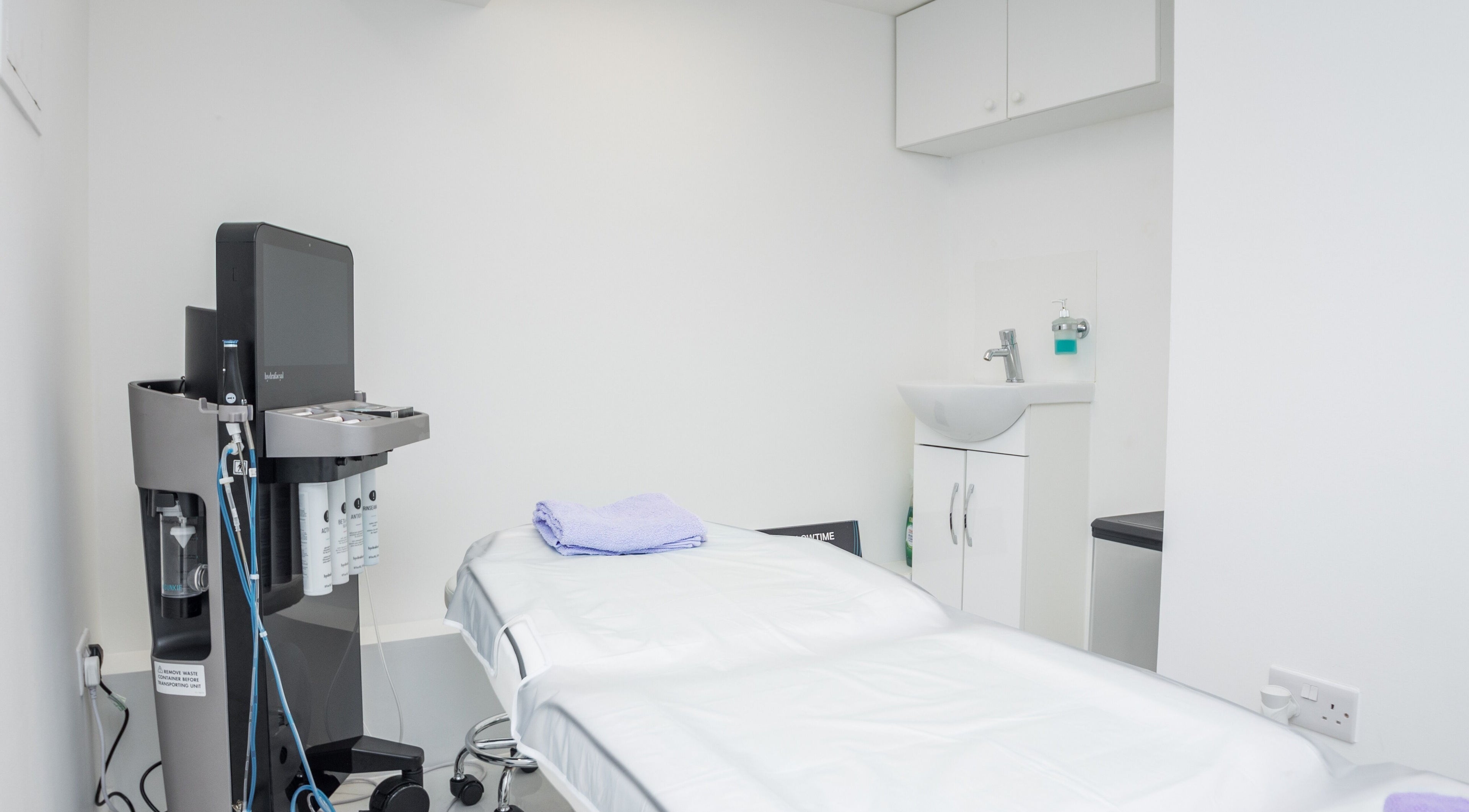 Bright treatment room at Smooth Skin Clinic in London, England, GB featuring modern equipment and clean decor.