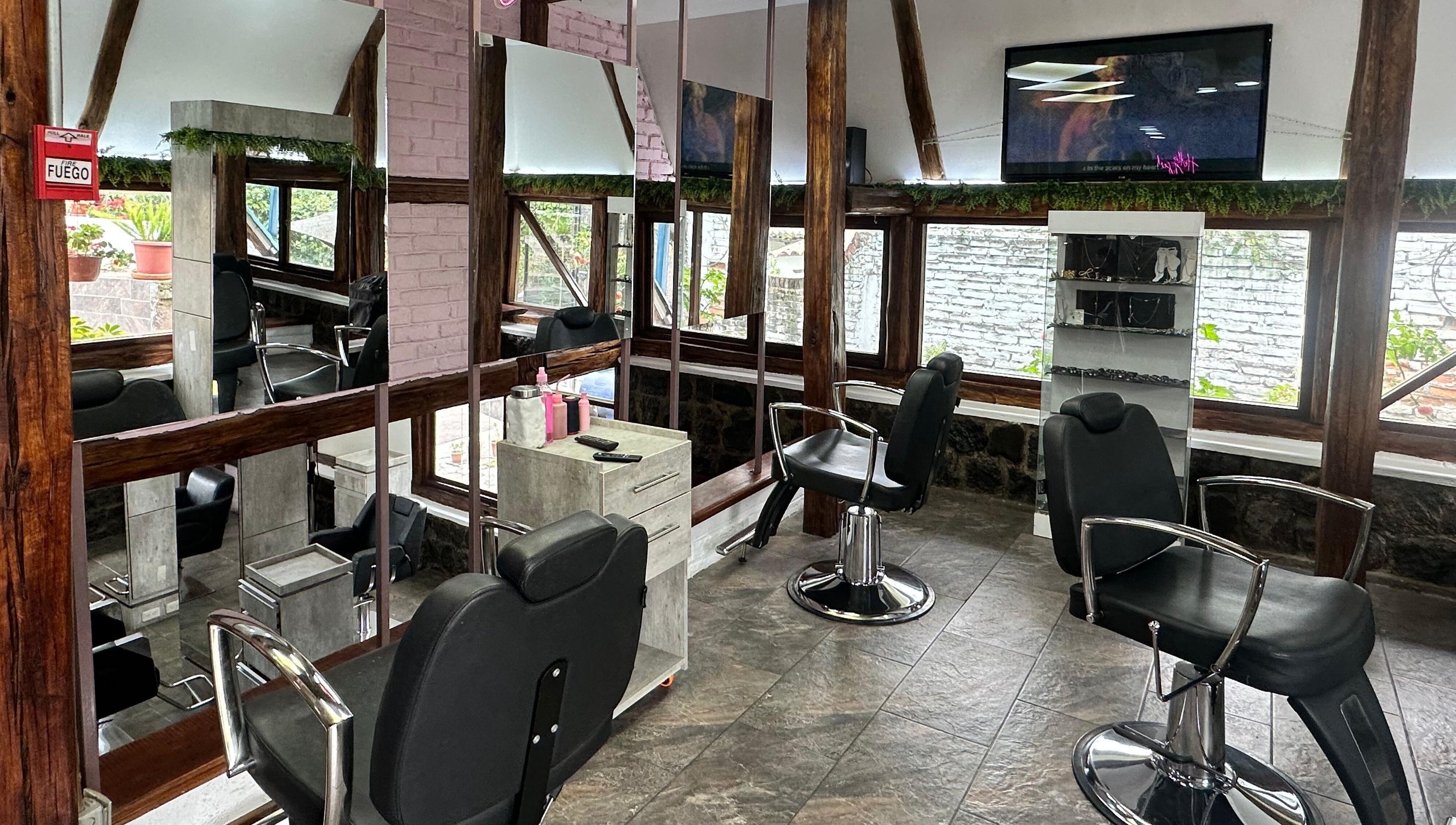 Interior moderno de Beauty House en Quito, Pichincha, EC con sillas de peluquería y espejos grandes.