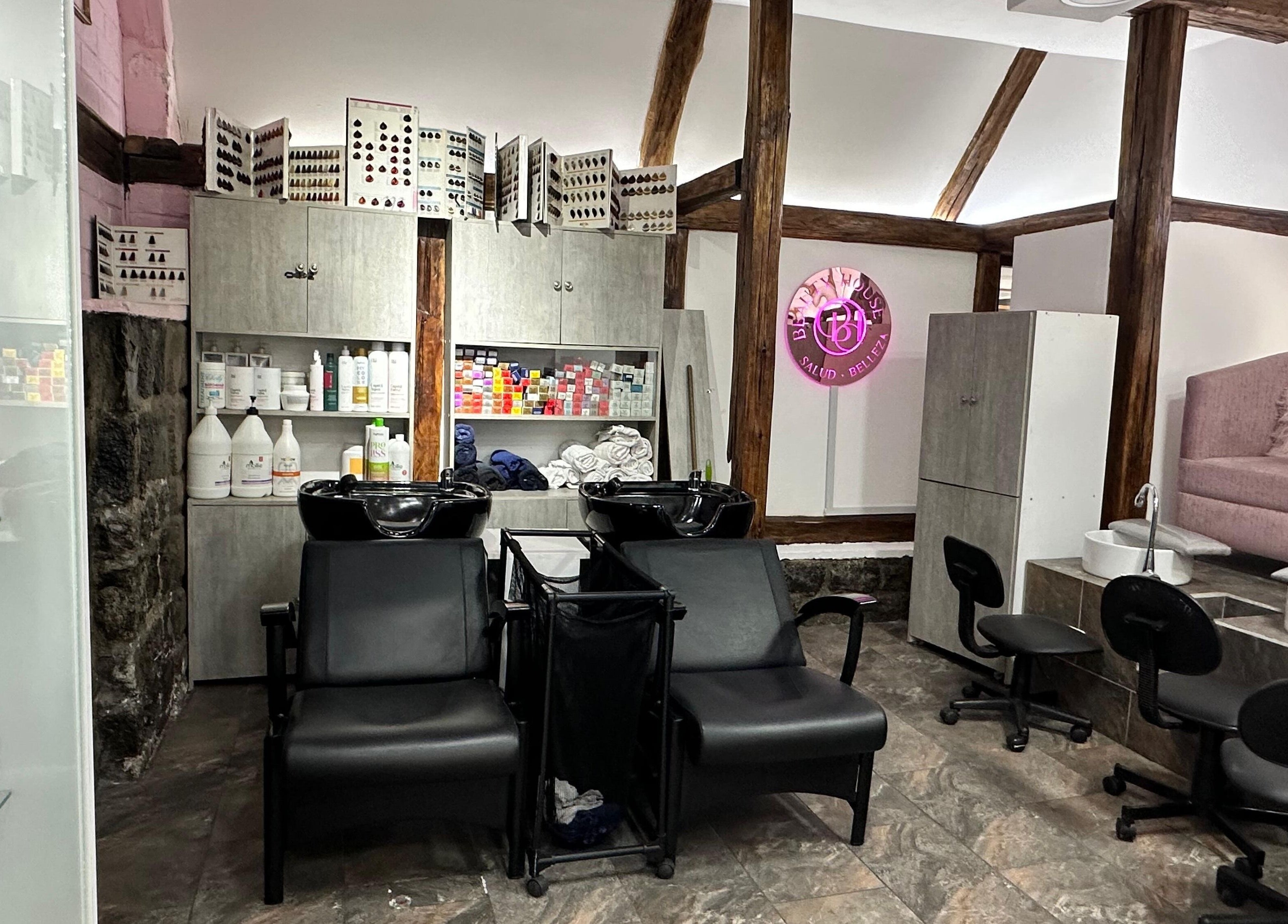 Interior del salón Beauty House en Quito, Pichincha, EC, mostrando estaciones de lavado y color de cabello.