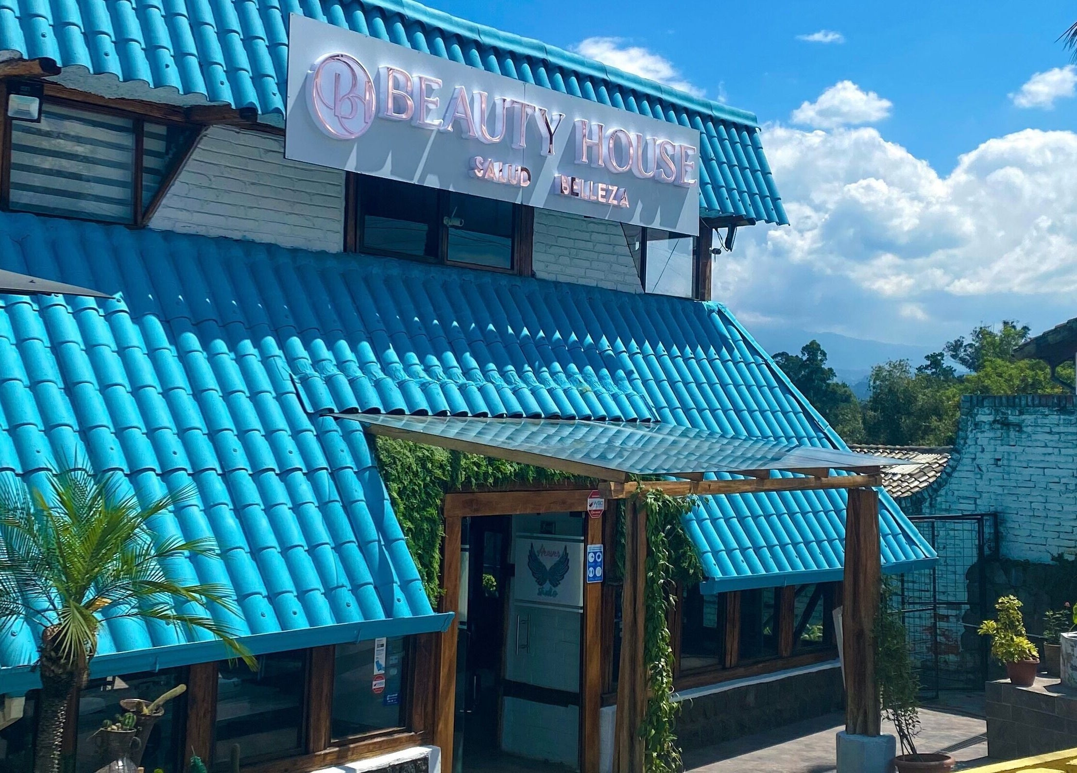 Fachada de Beauty House, con techos azules en Quito, Pichincha, EC.