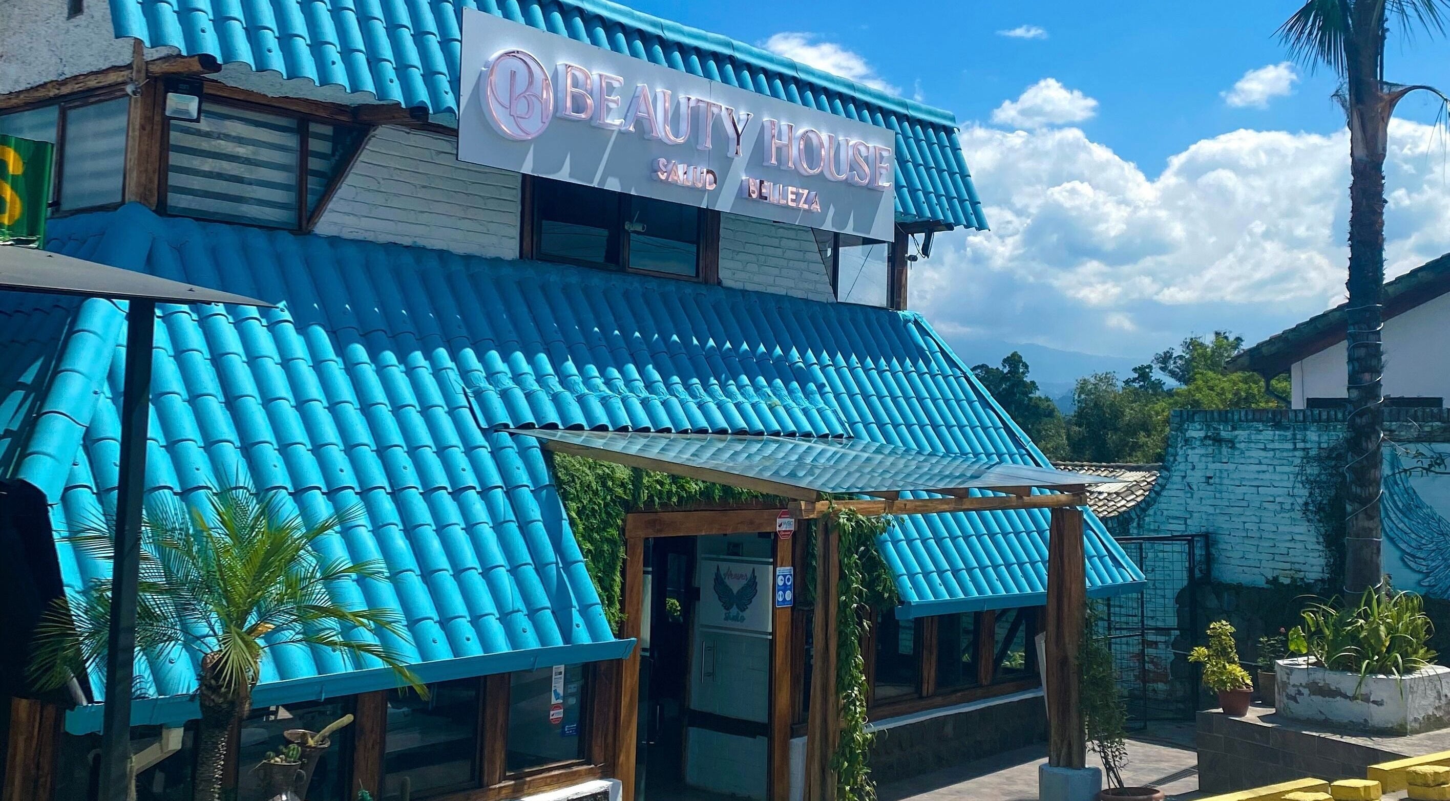 Fachada de Beauty House, con techos azules en Quito, Pichincha, EC.