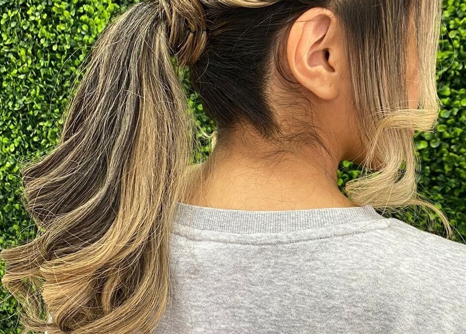 Peinado sofisticado en Beauty House, Quito, Pichincha, EC. Destaca por su trenza elegante y acabado profesional.