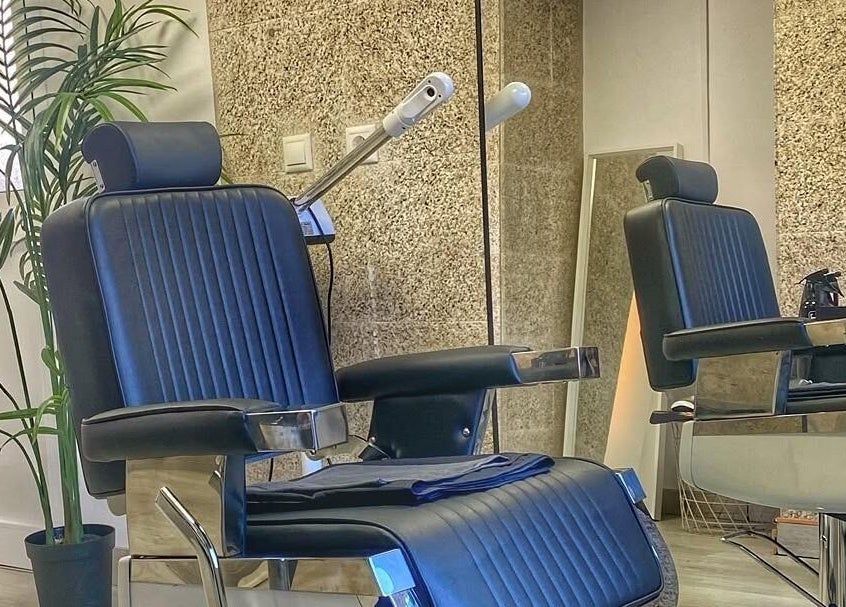 Interior moderno en Buenos Amigos Barber Studio, Fuengirola, Andalucía, ES con silla de barbero clásica.