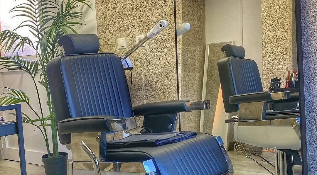 Interior moderno en Buenos Amigos Barber Studio, Fuengirola, Andalucía, ES con silla de barbero clásica.