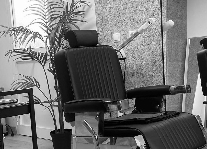 Interior de Buenos Amigos Barber Studio en Fuengirola, Andalucía, ES con sillas modernas y decoración estilizada.