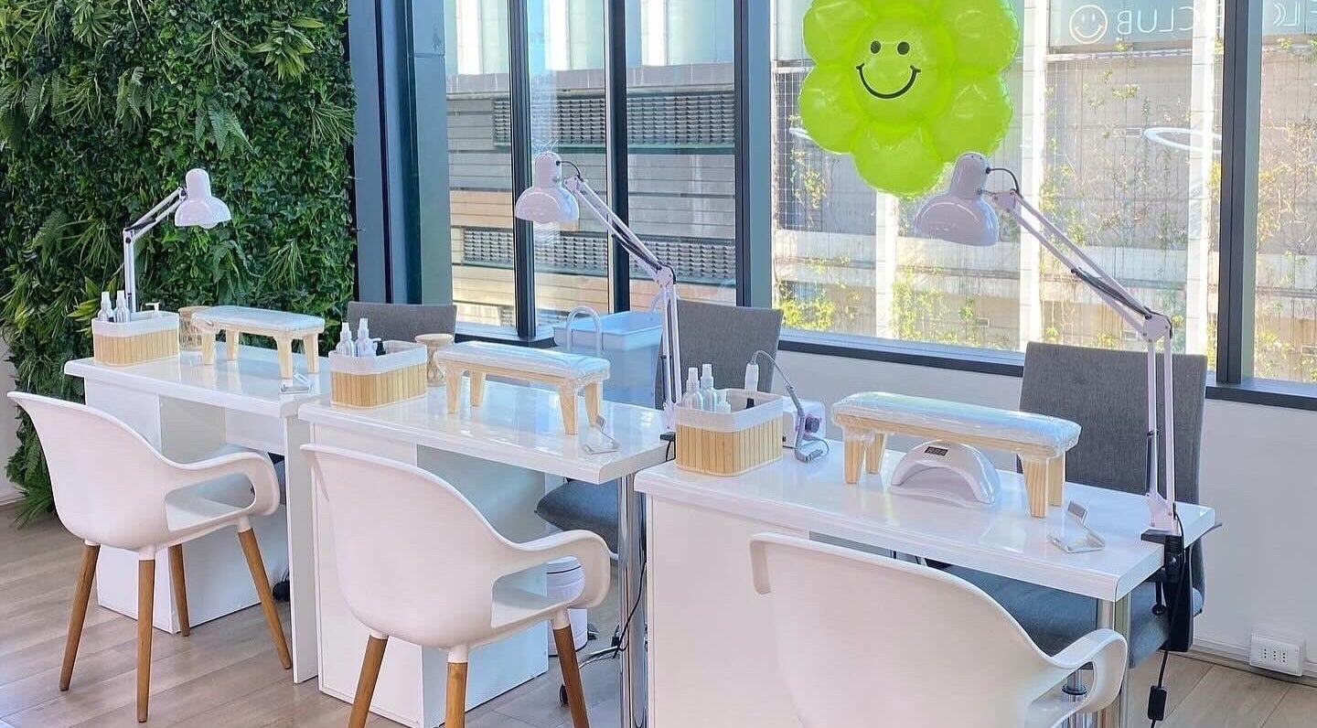 Estaciones de manicura en Elclub Beauty, La Reina, Región Metropolitana, CL con decoración verde.