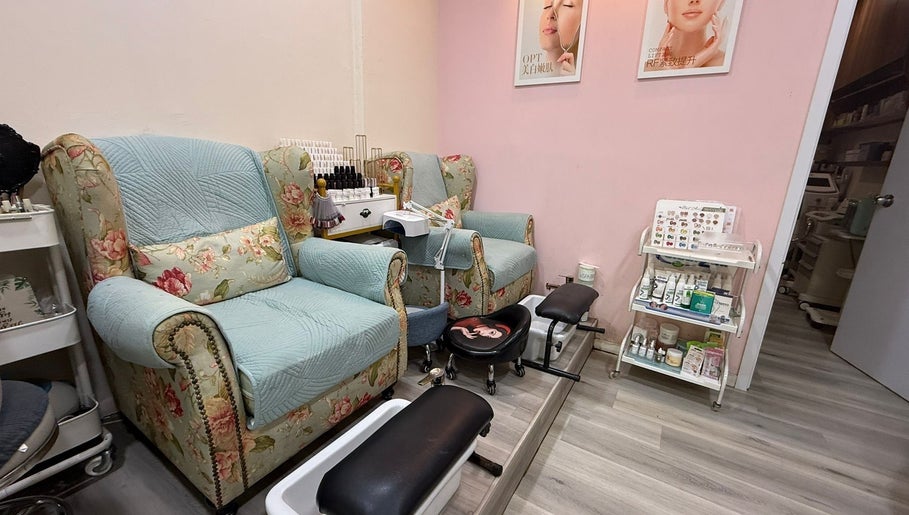 Floral armchairs at Joyi Beauty 新加坡, SG, perfect for relaxing pedicures in a cozy setting.