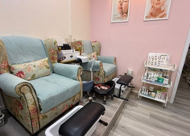 Floral armchairs at Joyi Beauty 新加坡, SG, perfect for relaxing pedicures in a cozy setting.