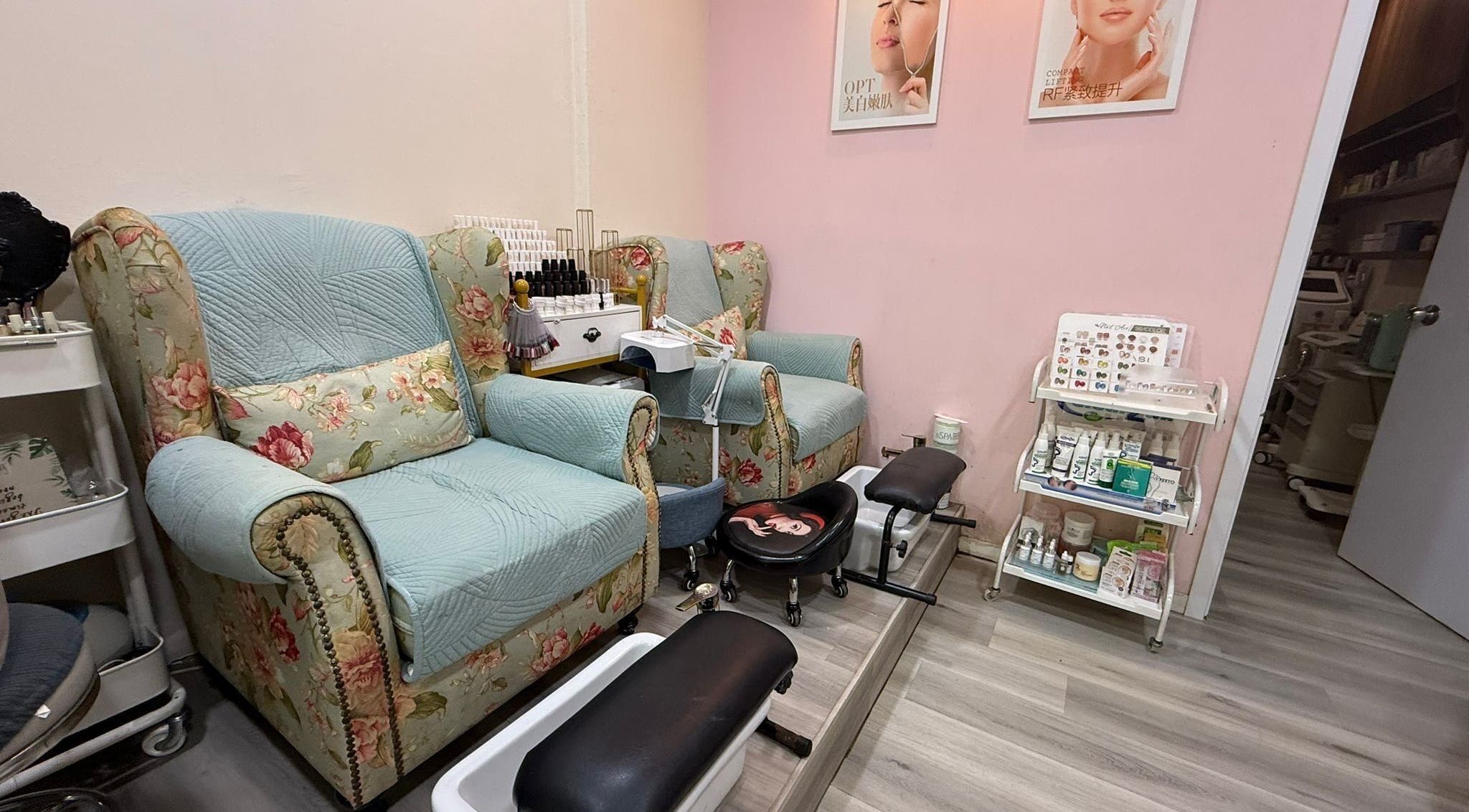 Floral armchairs at Joyi Beauty 新加坡, SG, perfect for relaxing pedicures in a cozy setting.