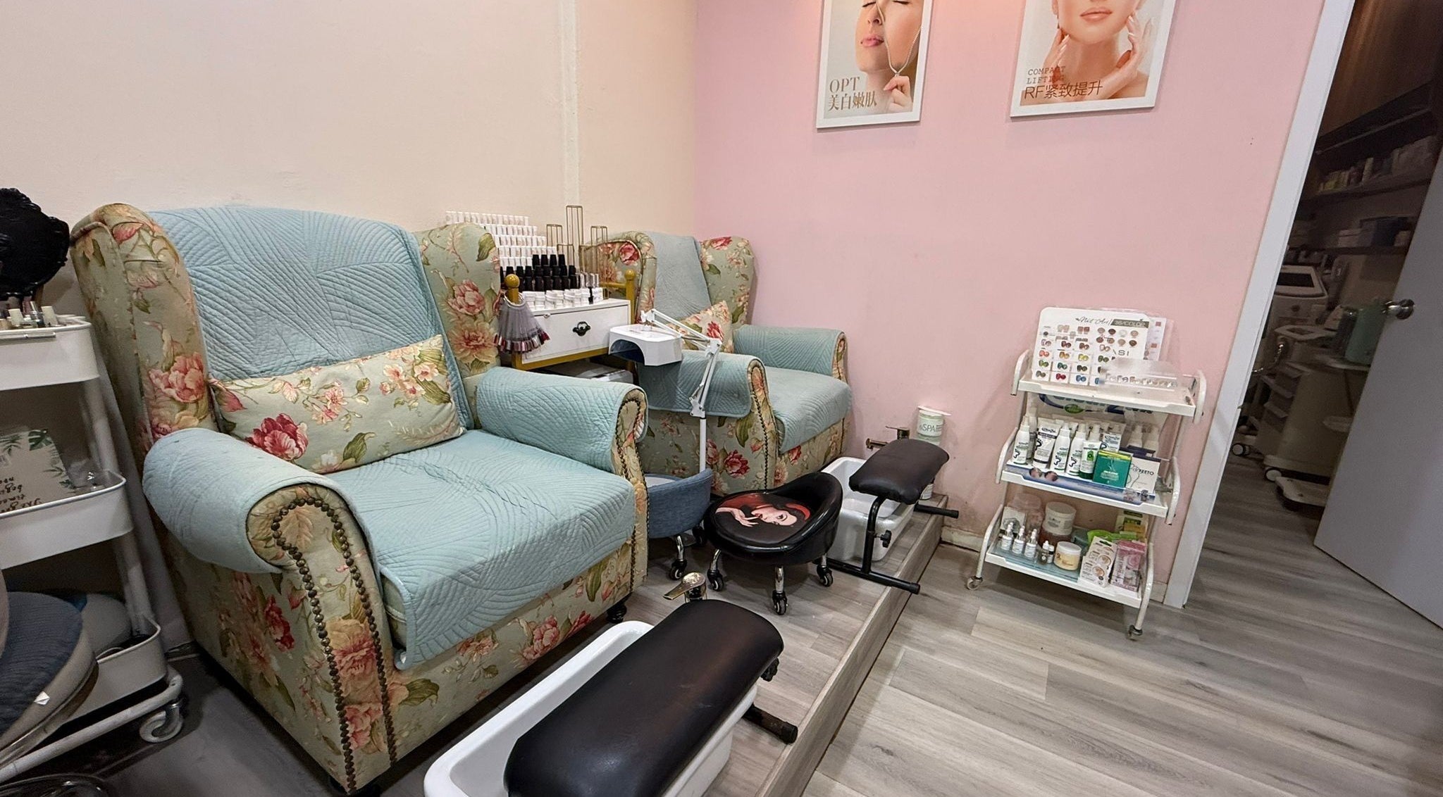 Floral armchairs at Joyi Beauty 新加坡, SG, perfect for relaxing pedicures in a cozy setting.