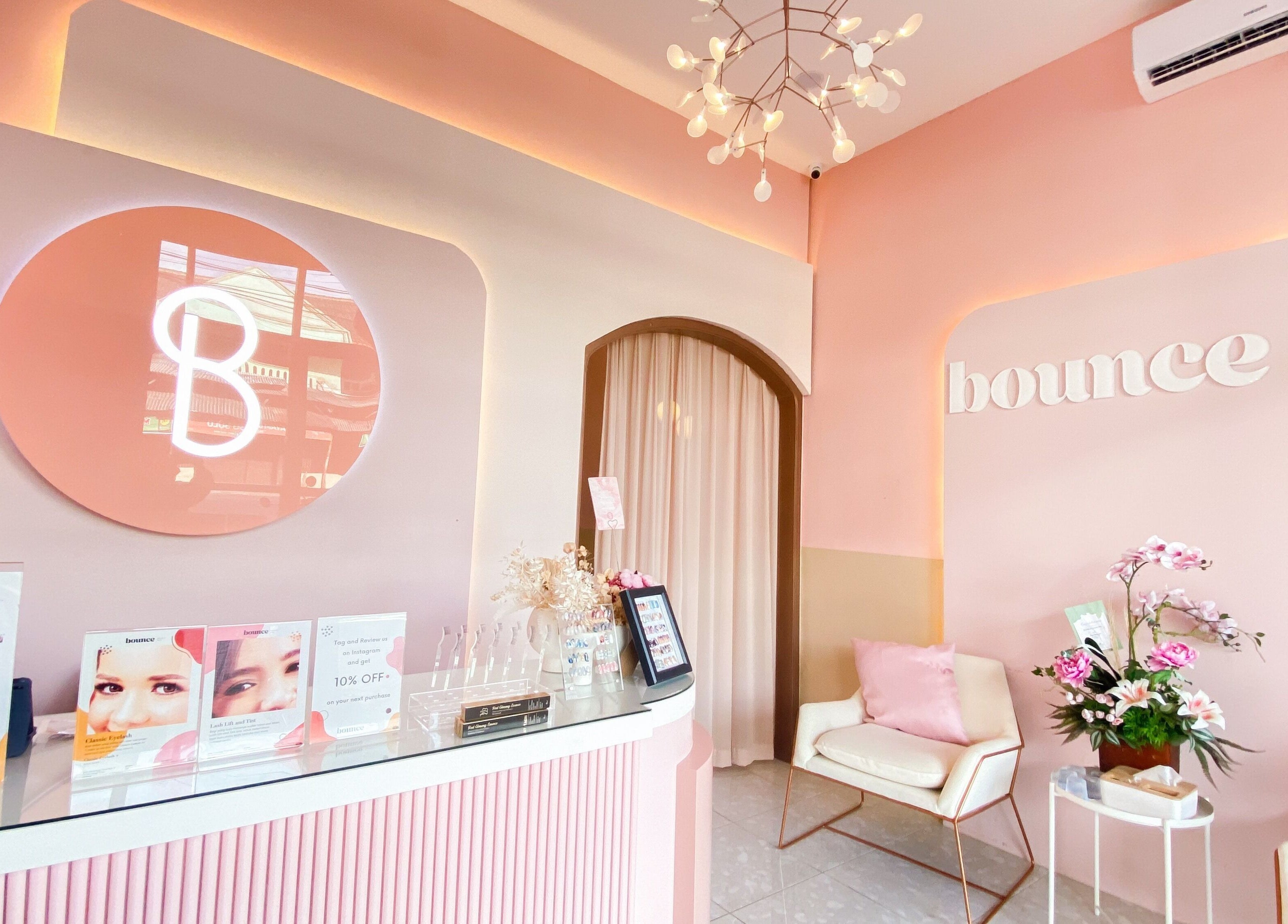Chic interior of Bounce Beauty Bar with plush seating in Jawa Timur, Jawa Timur, ID.