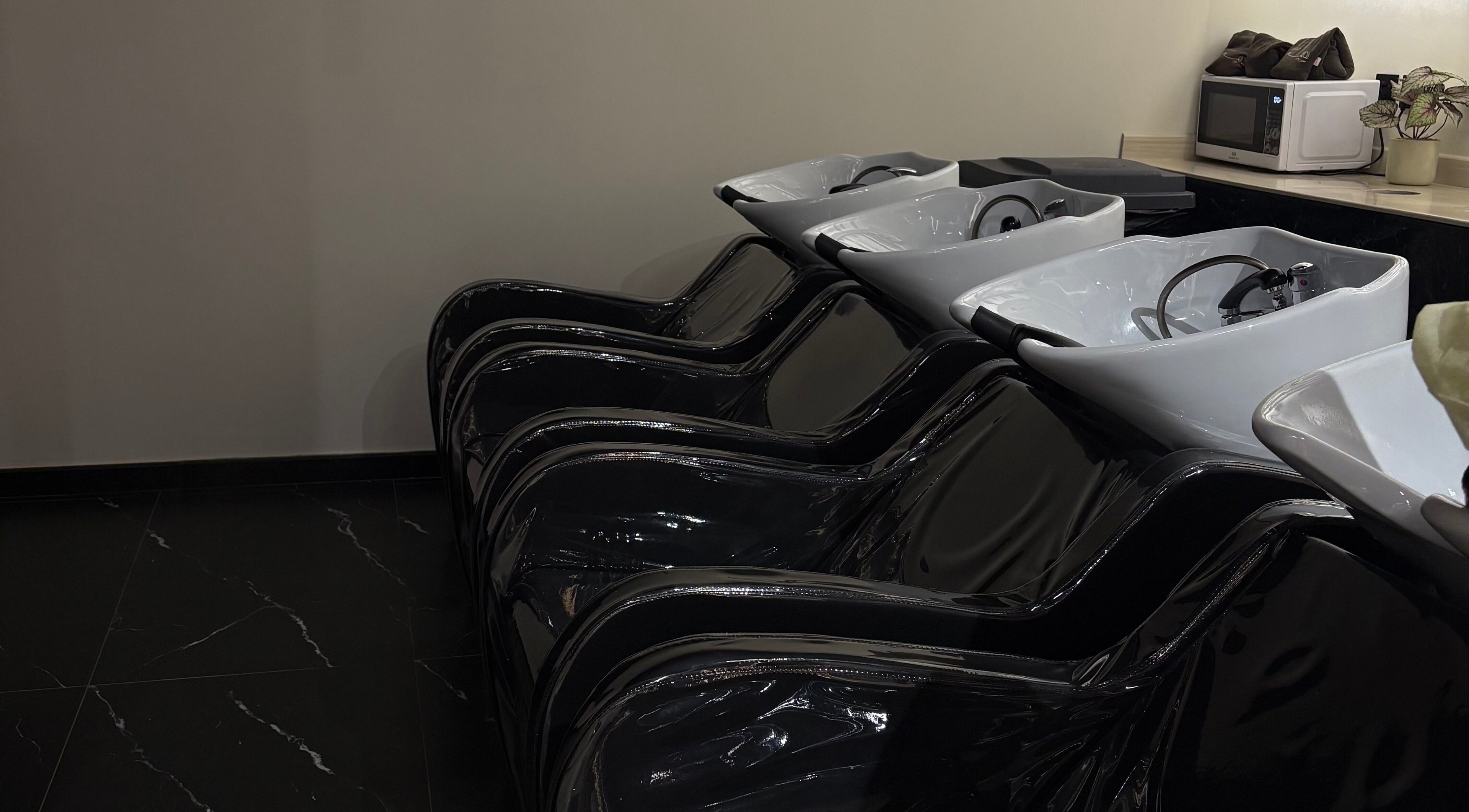 أحواض غسيل الشعر في صالون 23، المدينة المنورة، منطقة المدينة، المملكة العربية السعودية.