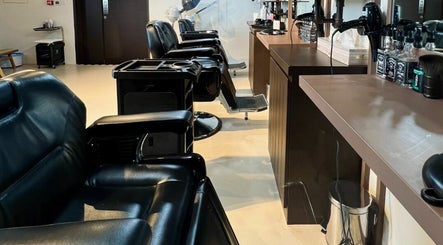 AMAZI Café & Barbershop – obraz 3