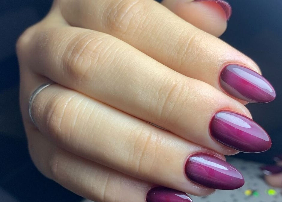 Elegante manicura burdeos en Sol Duarte CENTRO DE ESTÉTICA, Dolores, Provincia De Buenos Aires, AR.