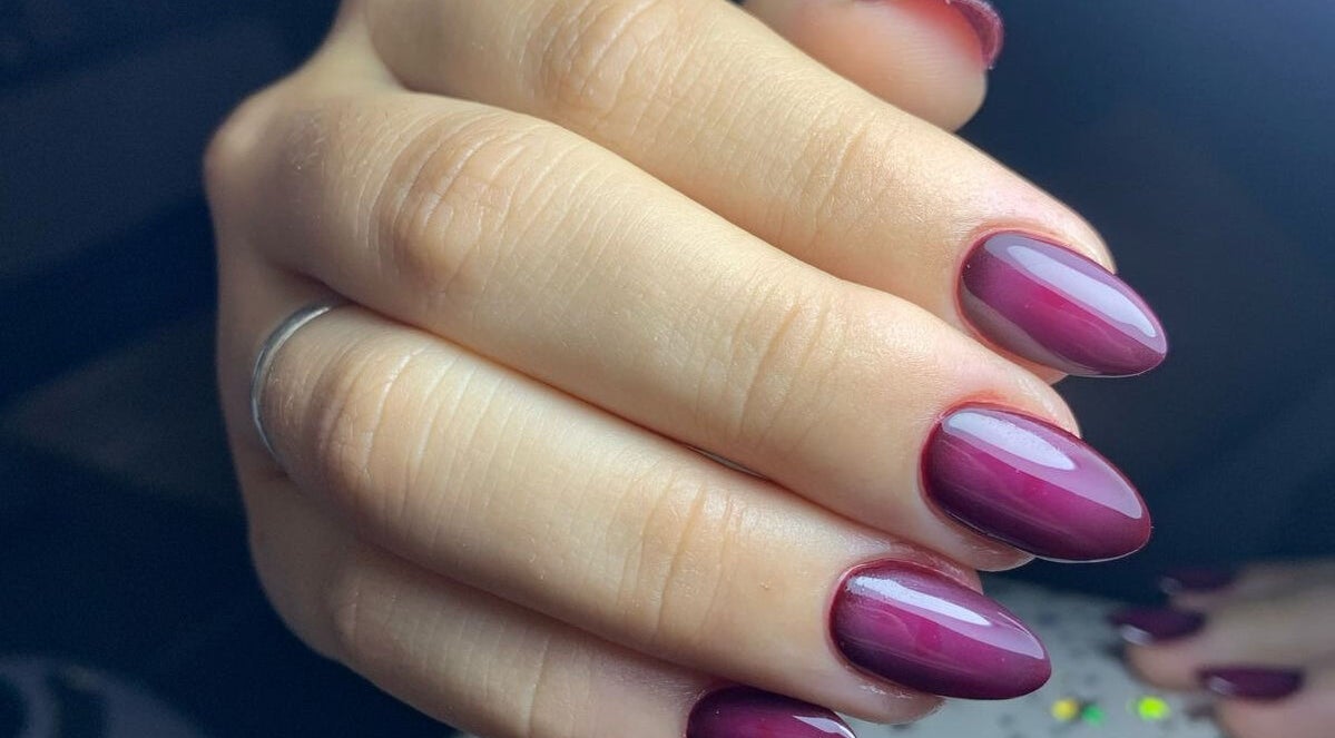 Elegante manicura burdeos en Sol Duarte CENTRO DE ESTÉTICA, Dolores, Provincia De Buenos Aires, AR.