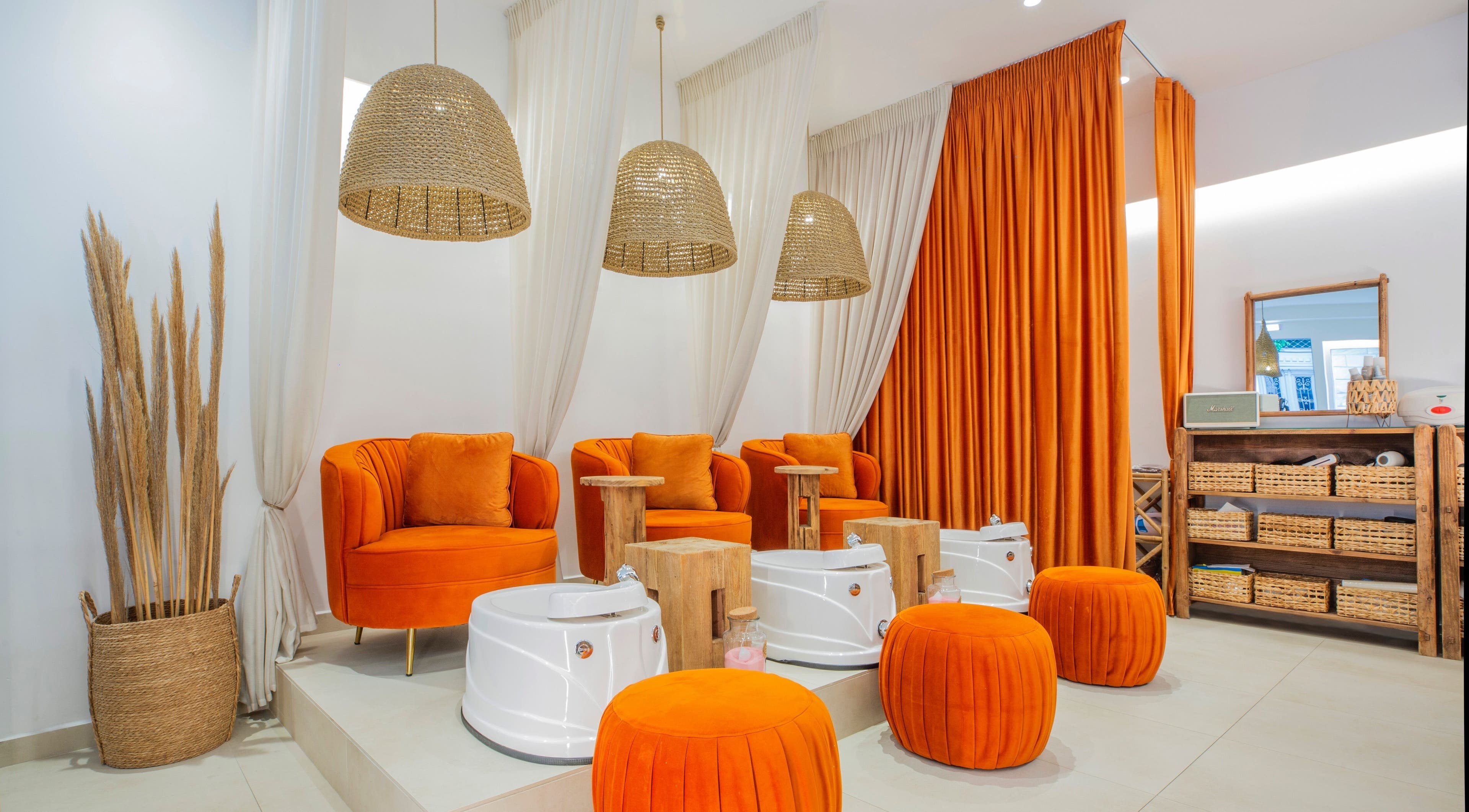 Όμορφο σαλόνι για μανικιούρ-pedicure στο Hey You Nails - Kolonaki, Athina, Attiki, GR με πορτοκαλί διακόσμηση.