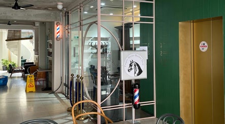 Proper Horse Barber Shop – obraz 3