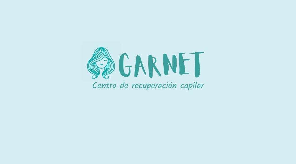 Logotipo de Garnet Florida Nueva, centro capilar en Medellín, Antioquia, CO, con fondo azul claro.