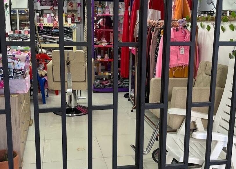 Interiores de Garnet Florida Nueva en Medellín, Antioquia, CO, mostrando sillón y productos de belleza