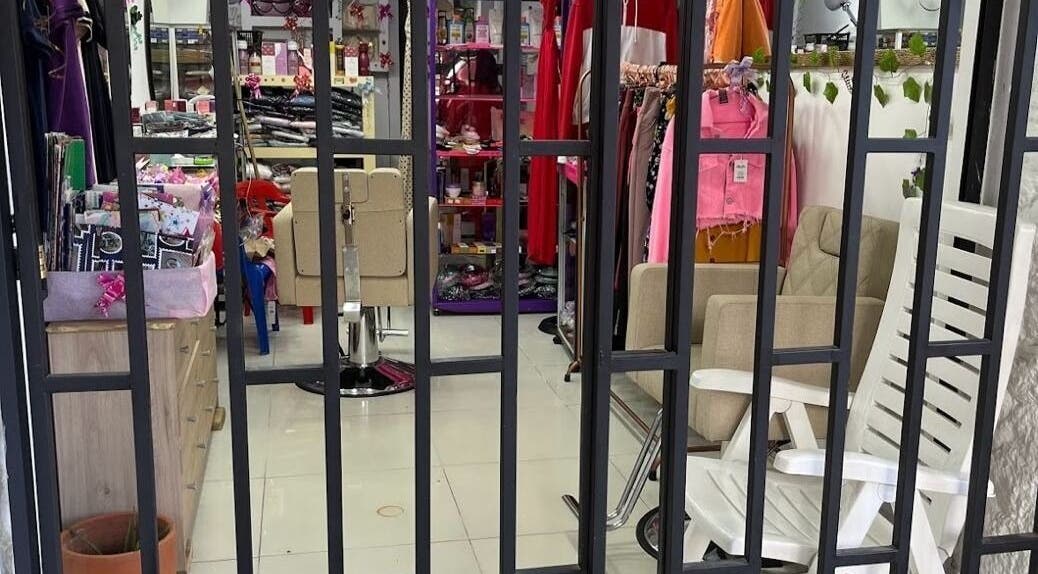 Interiores de Garnet Florida Nueva en Medellín, Antioquia, CO, mostrando sillón y productos de belleza