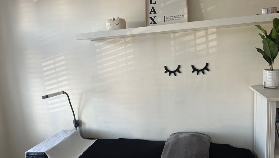 Relaxation area at Lash Lovin’ in London, England, GB with serene decor and treatment bed.