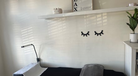 Relaxation area at Lash Lovin’ in London, England, GB with serene decor and treatment bed.