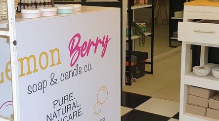 Εικόνα Lemon Berry Nail Bar 2