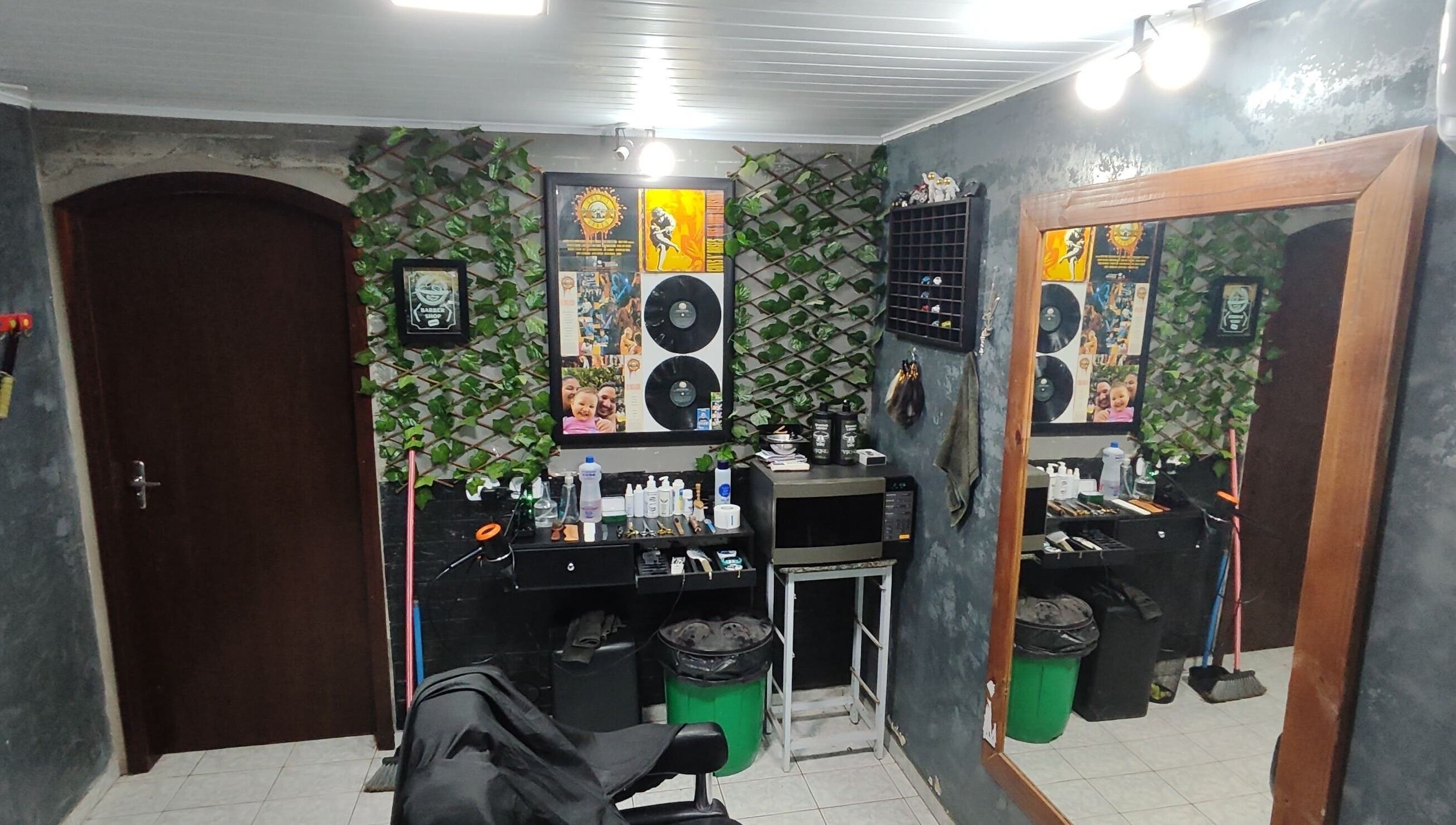 Interior acolhedor da El Patron Barbearia Clássica em Paraná, Paraná, BR com decoração vintage e ferramentas de barbearia.