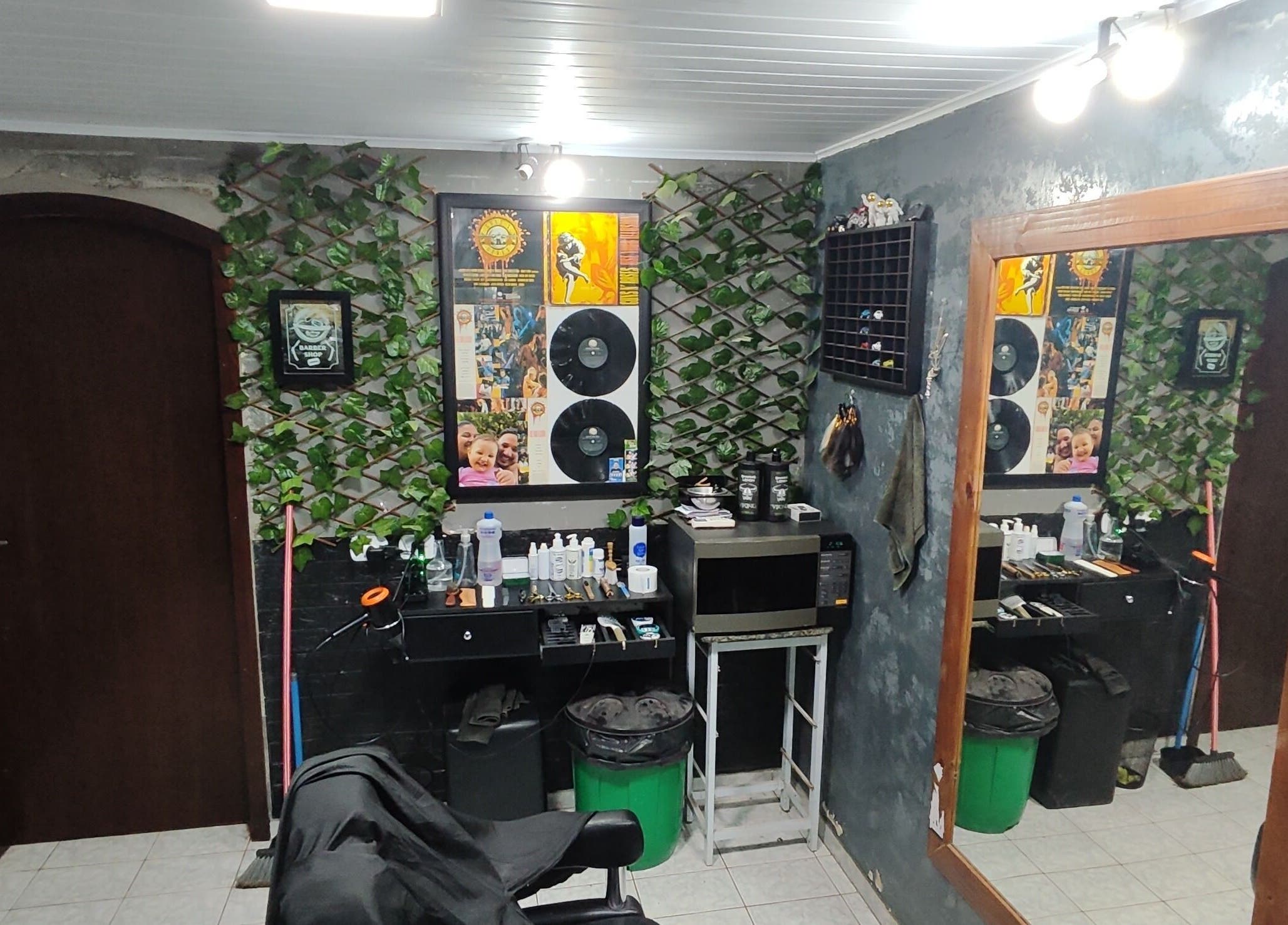 Interior acolhedor da El Patron Barbearia Clássica em Paraná, Paraná, BR com decoração vintage e ferramentas de barbearia.