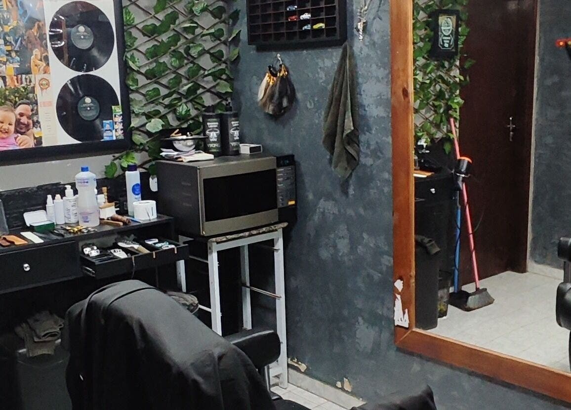 Interior estiloso da El Patron Barbearia Clássica em Paraná, Paraná, BR, com decoração vintage e moderna.