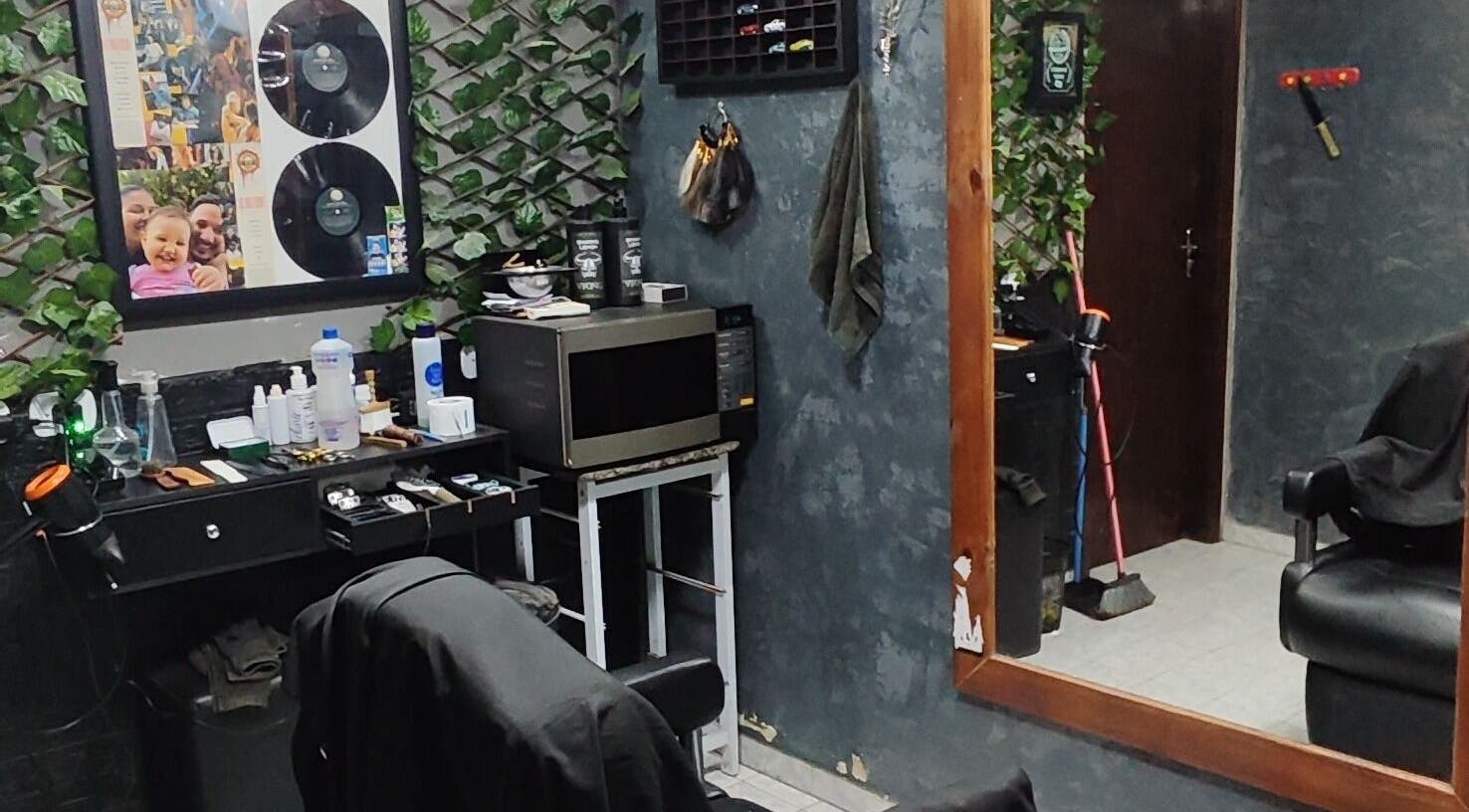 Interior estiloso da El Patron Barbearia Clássica em Paraná, Paraná, BR, com decoração vintage e moderna.