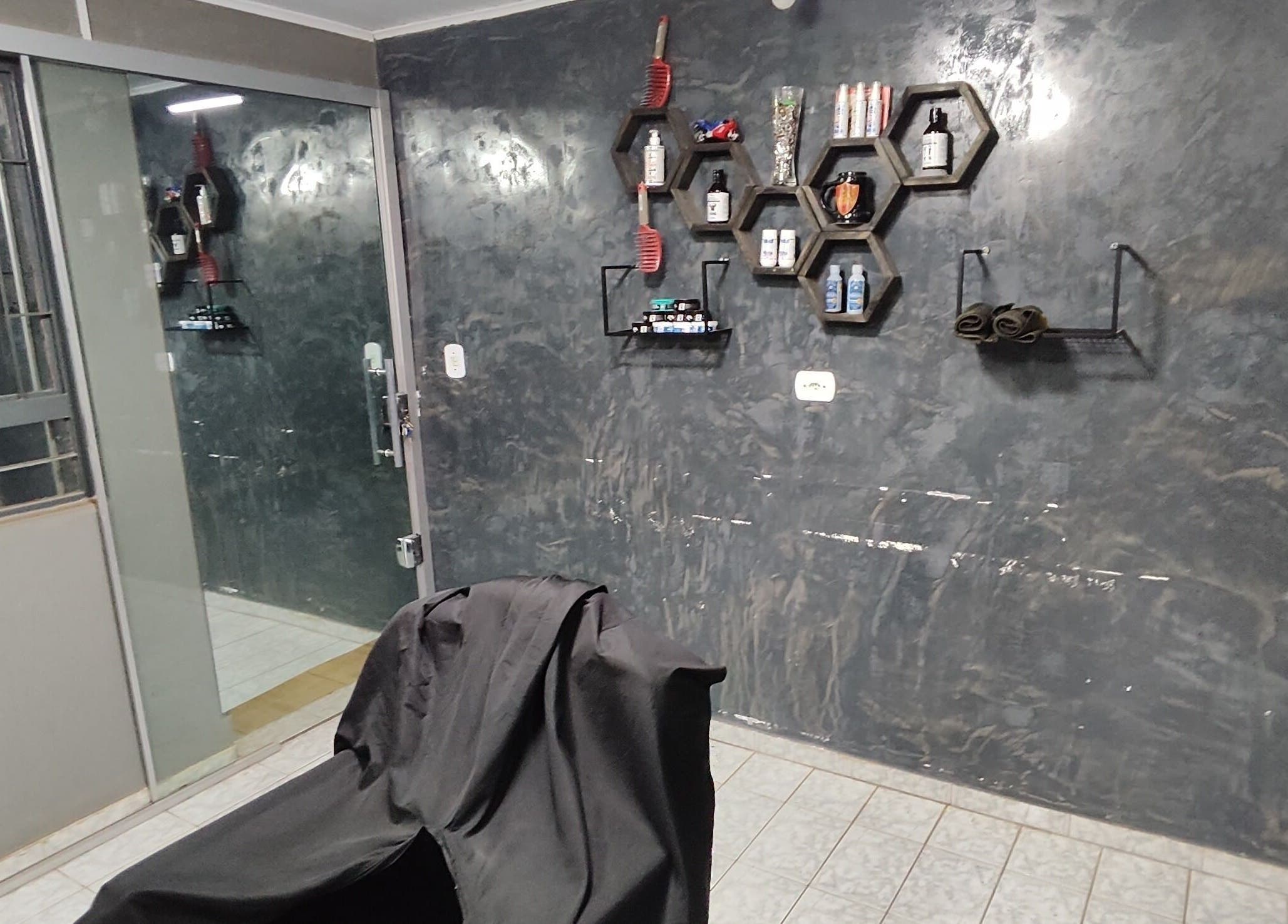 Estilo moderno em El Patron Barbearia Clássica, Paraná, Paraná, BR, com design sofisticado e prateleiras elegantes.