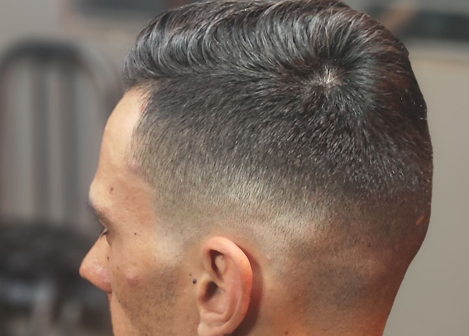 Corte masculino estiloso em El Patron Barbearia Clássica, Paraná, Paraná, BR.