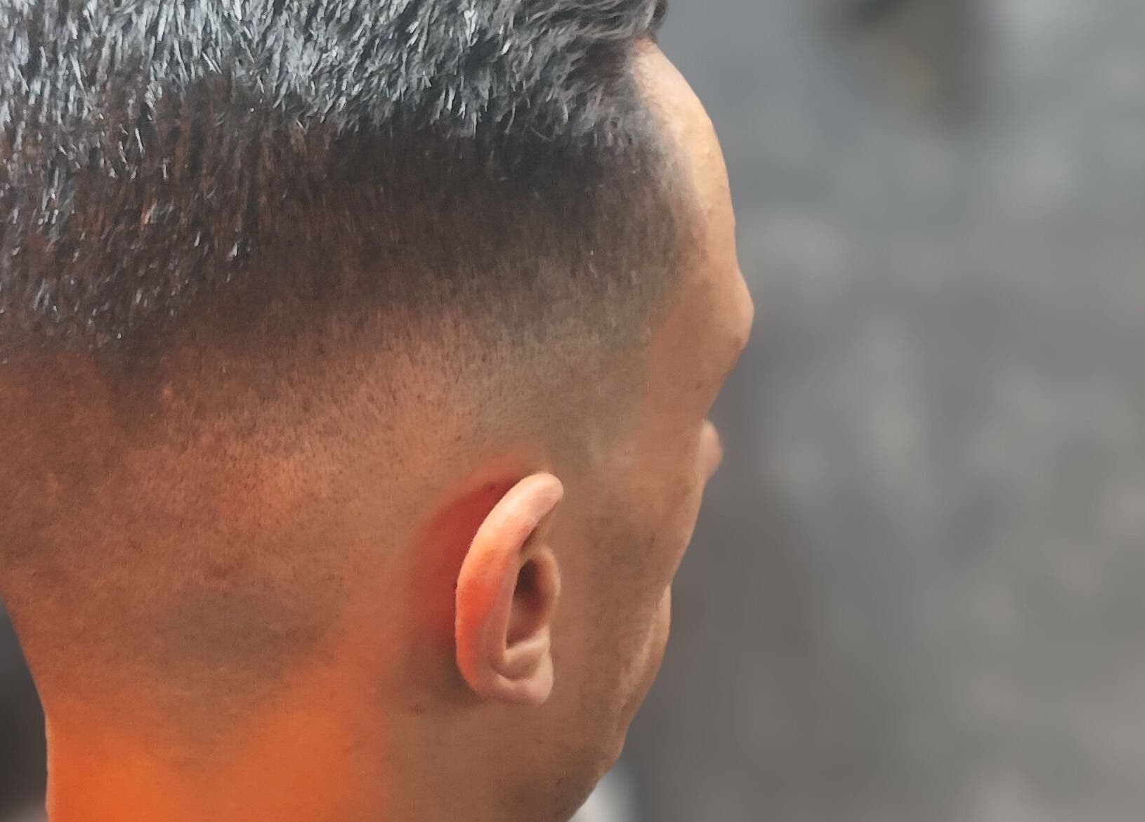 Corte de cabelo moderno na El Patron Barbearia Clássica, Paraná, Paraná, BR.