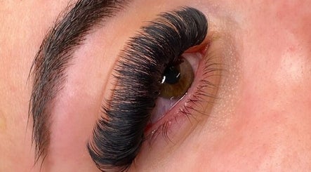 LLashes by Lou صورة 3