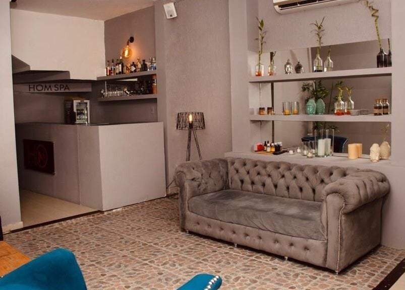 Elegant lounge area at Hom Spa Cartagena, featuring a grey sofa and stylish decor in Cartagena, Bolívar, CO.
