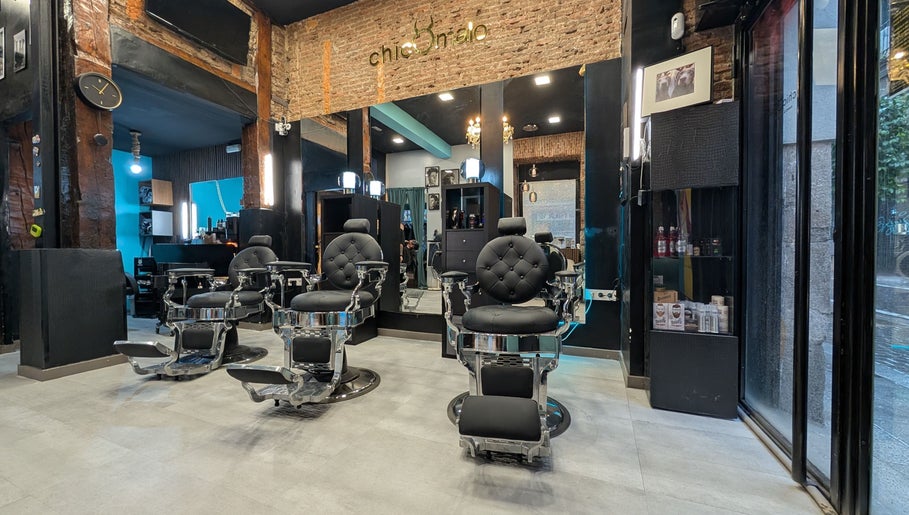 Interior moderno de Chicomalo Peluqueros en Madrid, Comunidad De Madrid, ES, con sillas elegantes de peluquería.