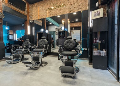 Interior moderno de Chicomalo Peluqueros en Madrid, Comunidad De Madrid, ES, con sillas elegantes de peluquería.
