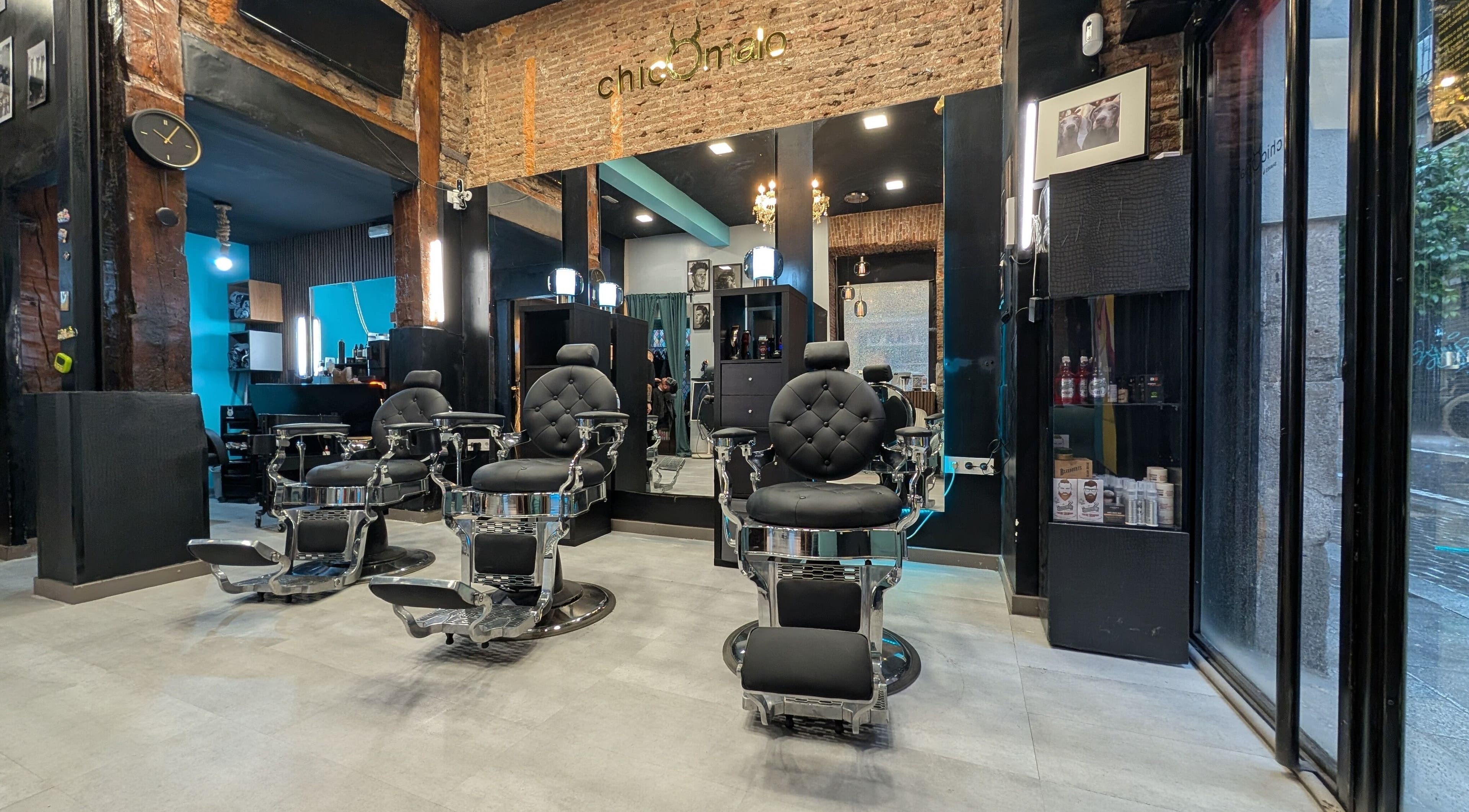 Interior moderno de Chicomalo Peluqueros en Madrid, Comunidad De Madrid, ES, con sillas elegantes de peluquería.