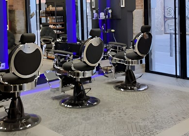 Sillas de barbero modernas en Chicomalo Peluqueros, Madrid, Comunidad De Madrid, ES.