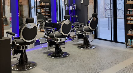 Sillas de barbero modernas en Chicomalo Peluqueros, Madrid, Comunidad De Madrid, ES.