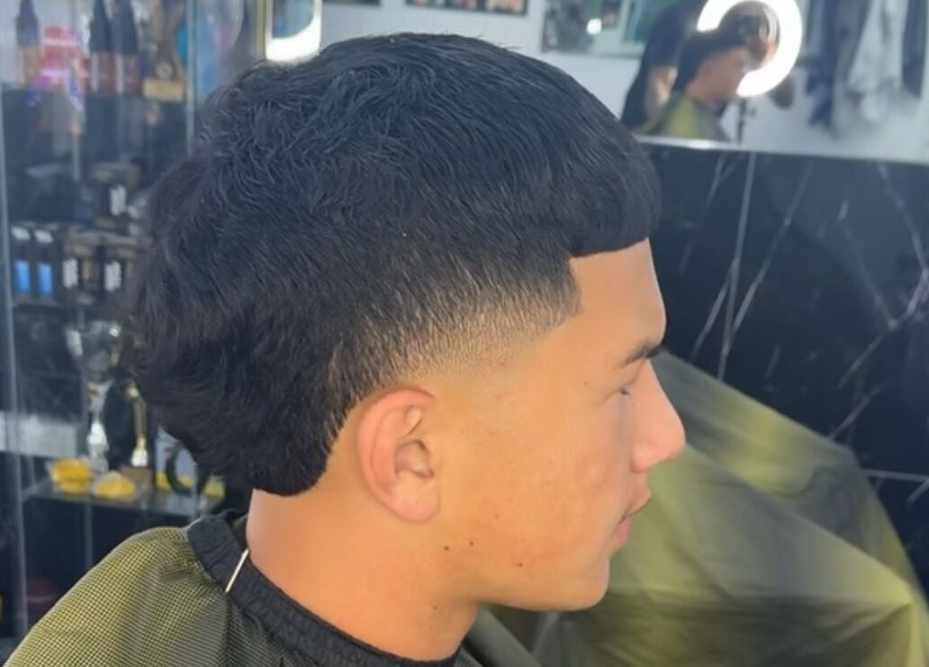 Fresh taper haircut at Musa’s Barber Auckland, Auckland, NZ, showcasing expert styling in a modern setup.