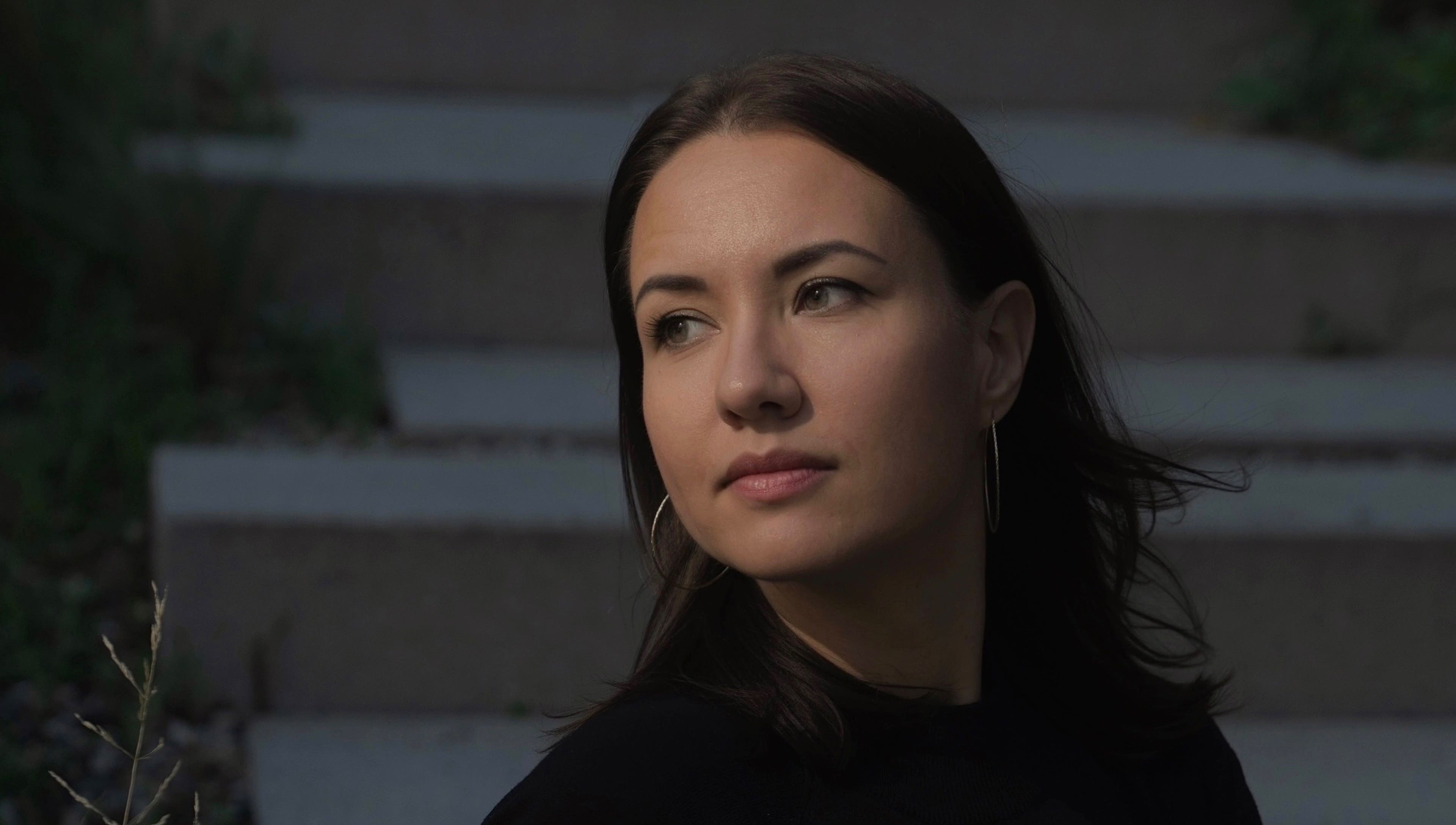 Žena na schodech hledící dopředu, Nechtové štúdio Vikinails, Bratislava, Bratislavský Kraj, SK