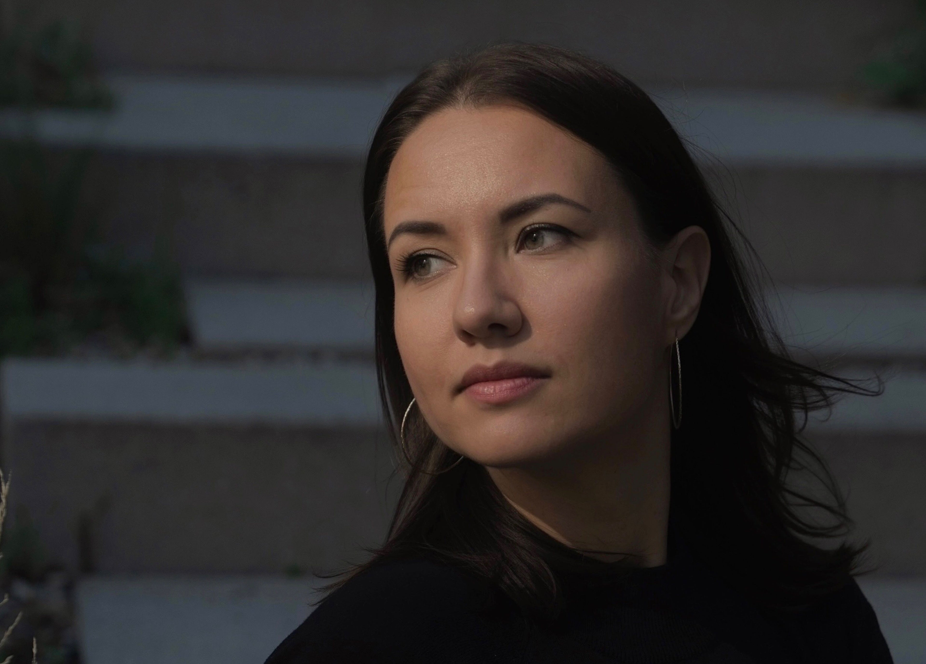 Žena na schodech hledící dopředu, Nechtové štúdio Vikinails, Bratislava, Bratislavský Kraj, SK