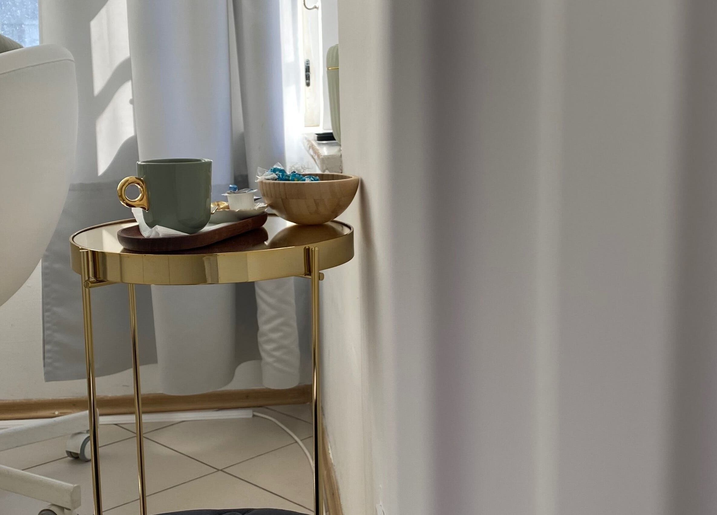 Elegantní zlatý stoleček v Nechtové štúdio Vikinails, Bratislava, Bratislavský Kraj, SK.