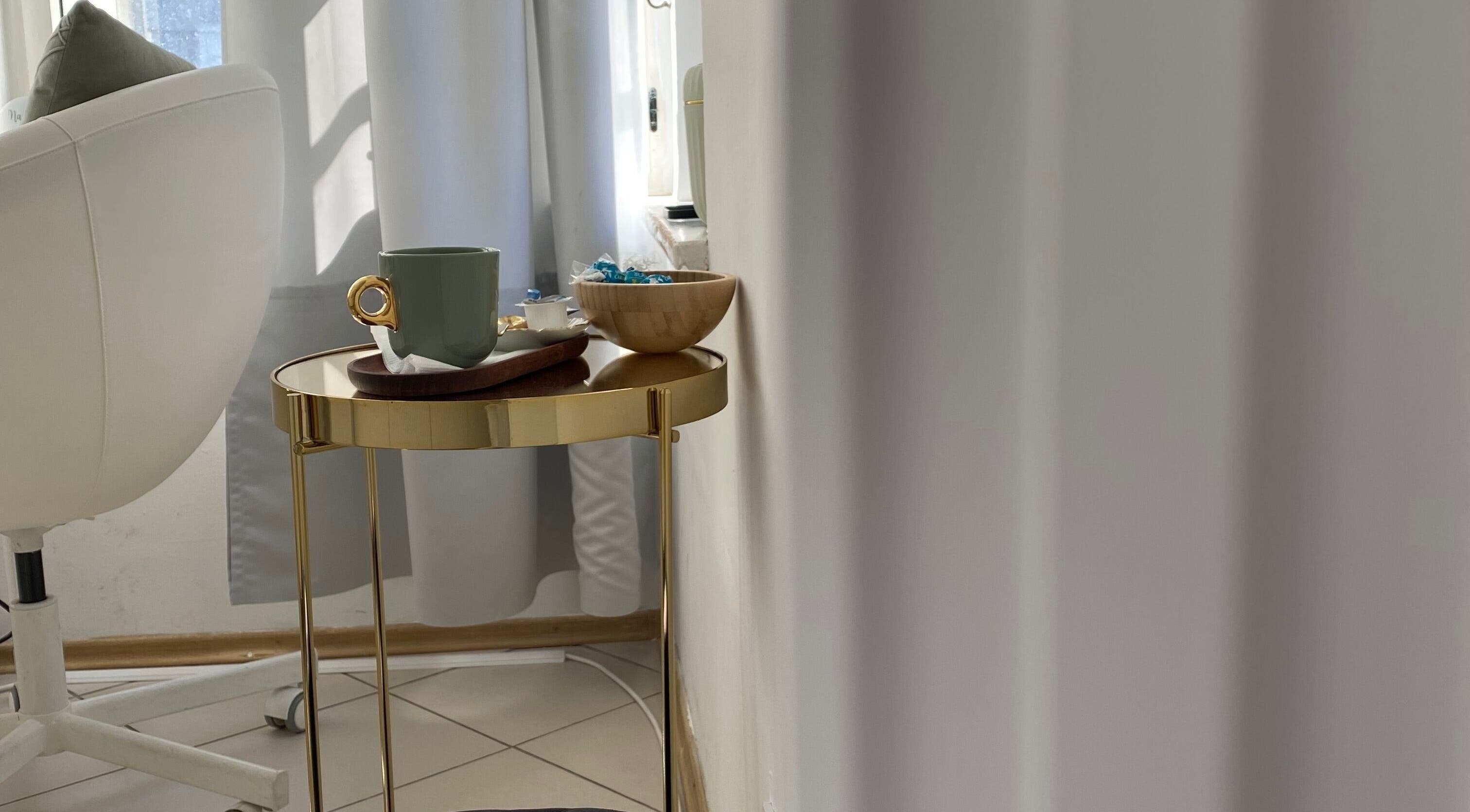 Elegantní zlatý stoleček v Nechtové štúdio Vikinails, Bratislava, Bratislavský Kraj, SK.