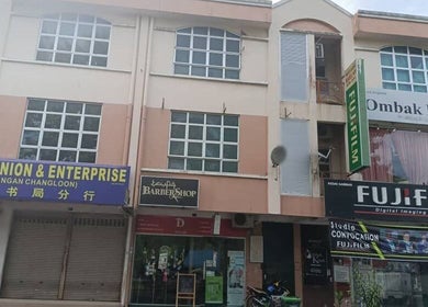 Exterior view of D'Amigos Beauty Spa and Salon Muslimah in Changlun, Kedah, MY.
