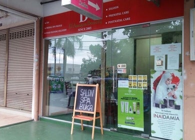 Front view of D'Amigos Beauty Spa and Salon Muslimah in Changlun, Kedah, MY highlighting entrance and signage.