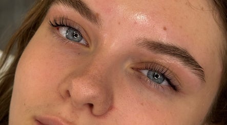 Sculpt Lashes & brows image 2