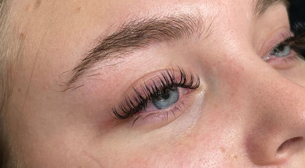 Sculpt Lashes & brows image 3